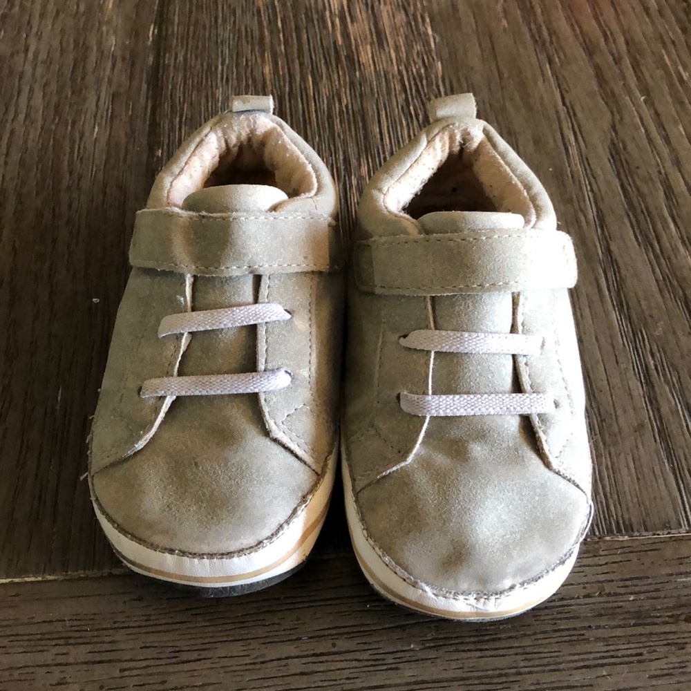 5/$20 Surprize by stride rite sized 18-24month